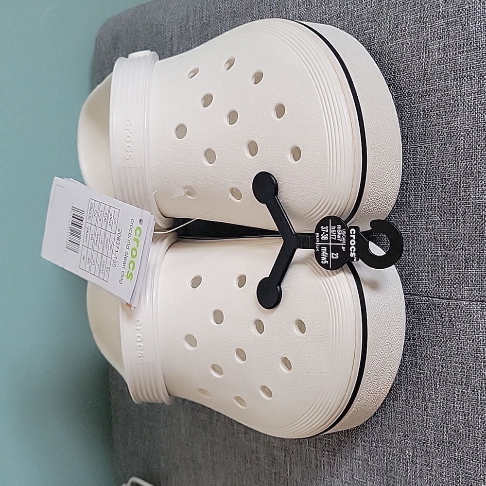 NWT Crocs, Size 5 men/women's 7